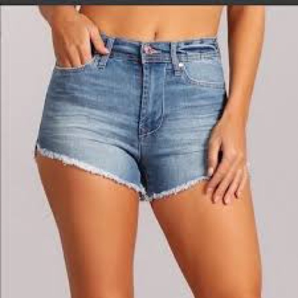 Celebrity Pink Light Wash Mill Valley Distressed Denim Shorts, Junior’s Sz. 5/27